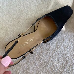 Woman’s  Size 9 1/2 gold side scrap accent shoes! Absolutely Beautiful 🌻🌻🌻